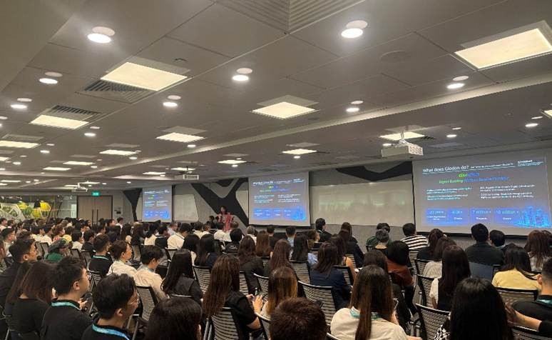 Participants engaged during a session showcasing Glodon&rsquo;s strategies for AI-driven digital innovation, with slides projected on-screen.